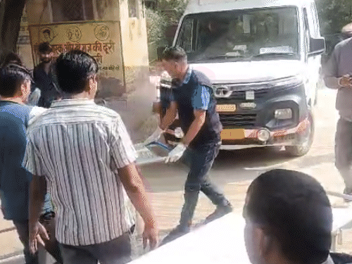 बस में सवार 5 लोगों को झुंझुनूं रेफर किया गया है।