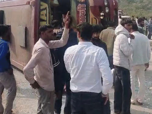 लोगों ने तुरंत बस में बैठे लोगों को बाहर निकाला।