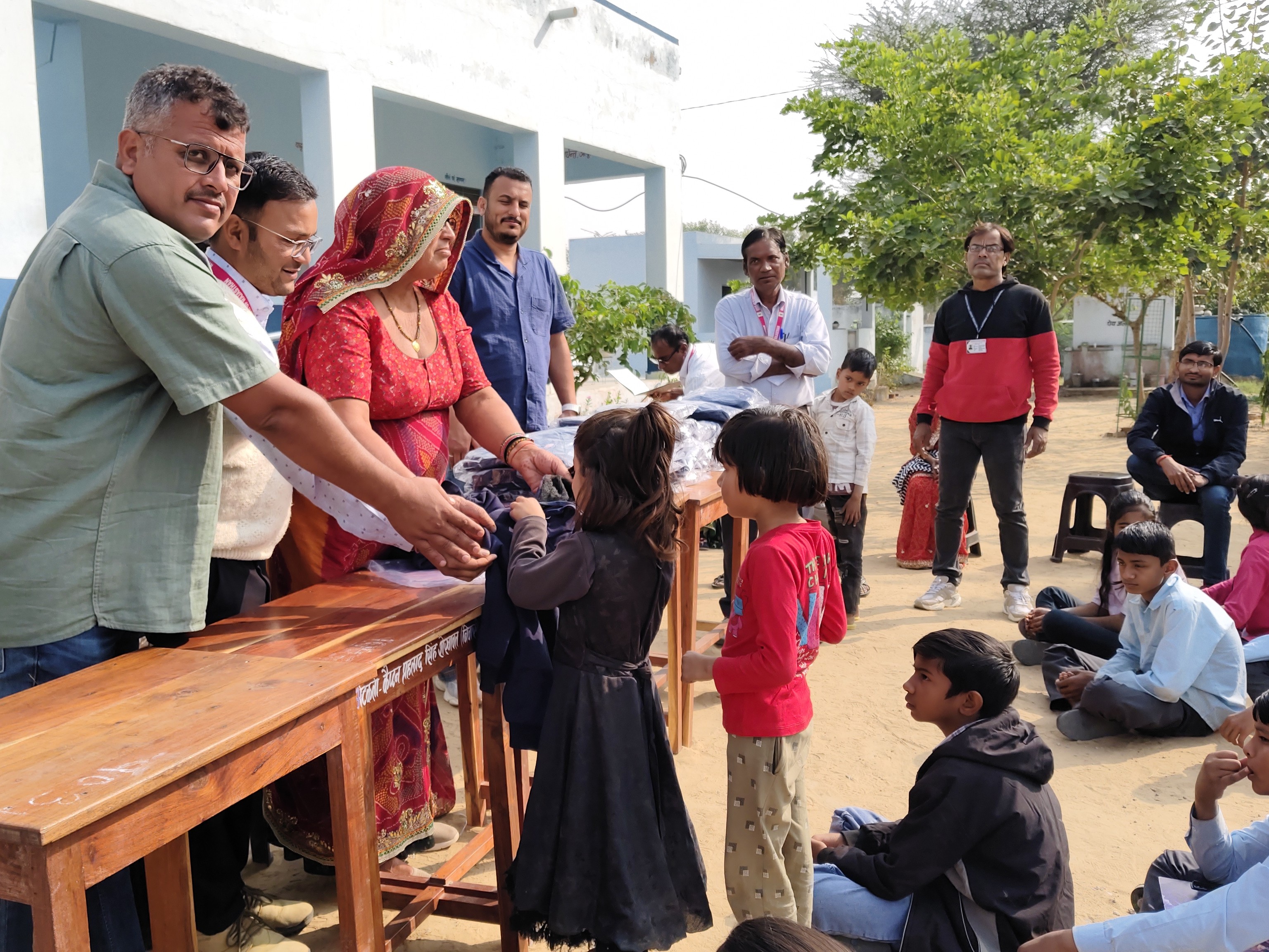 भामाशाह ने बेटी के जन्मदिन पर भी स्टूडेंट्स को गर्म स्वेटर भेंट किए।