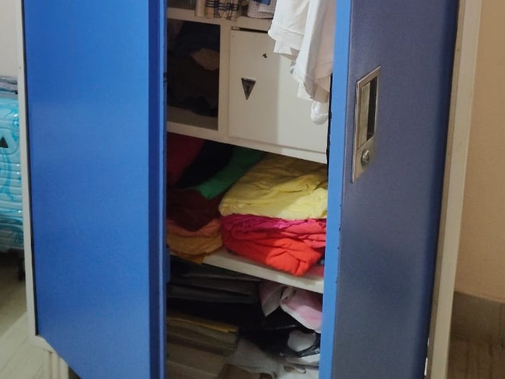 अलमारियों के ताले भी टूटे मिले।