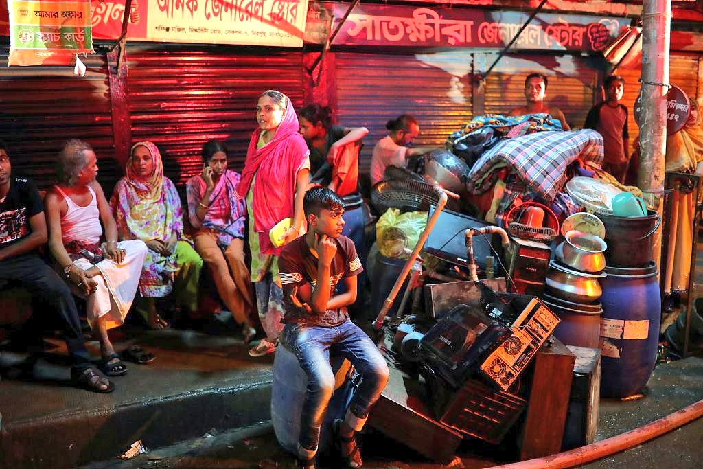 आग के बाद हजारों लोग बाहर ठंड में रात गुजारने के लिए मजबूर हो गए।