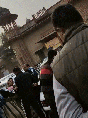 अलवर जिला हॉस्पिटल में दुल्हन को संभालते परिवार के लोग।