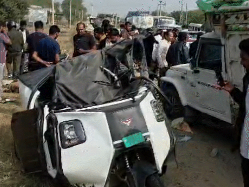 सीकर के श्रीमाधोपुर में पिकअप से टक्कर के बाद टेम्पो के परखच्चे उड़ गए।