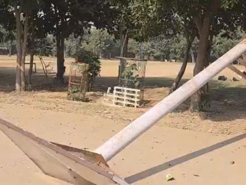 बहादुरगढ़ के होशियार सिंह स्टेडियम में इसी पोल के टूटकर गिरने से अमन की मौत हुई।