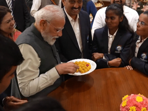 PM मोदी ने ब्लाइंड टीम का लड्डू खिलकर स्वागत किया।