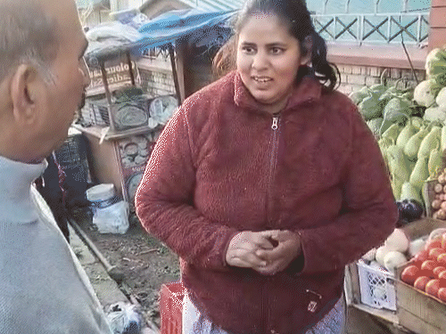 CM सुखविंदर सिंह सुक्खू धर्मशाला में सब्जी विक्रेता बच्ची से बात करते हुए।