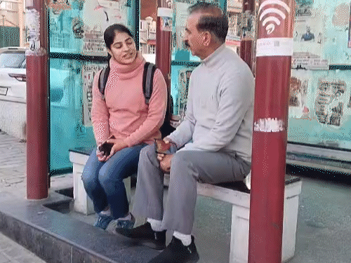 सीएम सुक्खू धर्मशाला कचहरी चौक पर एक बेटी से बात करते हुए।