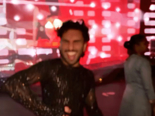 ड्रग्ज केसमध्ये ओरीची दीर्घ चौकशी: म्हणाला- सेलिब्रिटी फोटो काढण्यासाठी बोलावतात, चौकशीनंतर इन्फ्लुएन्सरने पोस्टमध्ये मिडल फिंगर दाखवली ओरीने काळ्या रंगाचा चमकदार नेट टॉप घातला आहे आणि तो शाहरुख खानच्या 'डॉन' चित्रपटातील 'आज की रात' गाण्यावर नाचताना दिसत आहे.