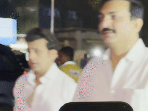 सिंगर सोनू निगम शोक सभा में शामिल होने पहुंचे। वो यहां दिवंगत एक्टर को ट्रिब्यूट भी देने वाले हैं।