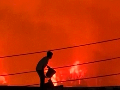 ढाका की झुग्गी कोराइल में मंगलवार शाम को भीषण आग लगी थी।