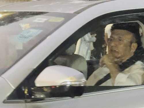 सिंगर अनु मलिक शोक सभा में हिस्सा लेने पहुंचे।