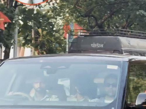 अभय देओल चाचा धर्मेंद्र की शोक सभा में शामिल होने पहुंचे।