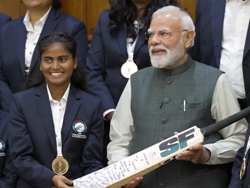 भारतीय ब्लाइंड टीम की कप्तान दीपिका टीसी ने प्रधानमंत्री मोदी को एक हस्ताक्षरित बल्ला उपहार में दिया।