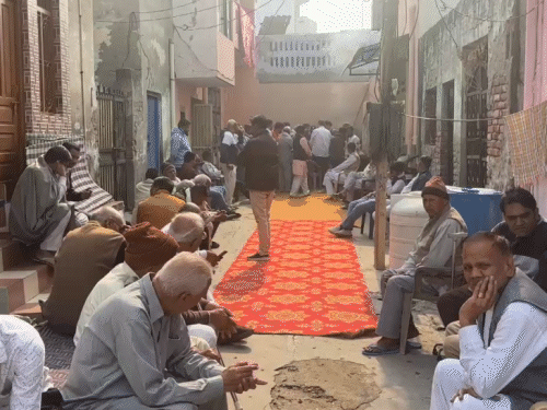 बहादुरगढ़ के अमन की रस्म तेरहवीं पर उन्हें श्रद्धांजलि देने पहुंचे लोग।