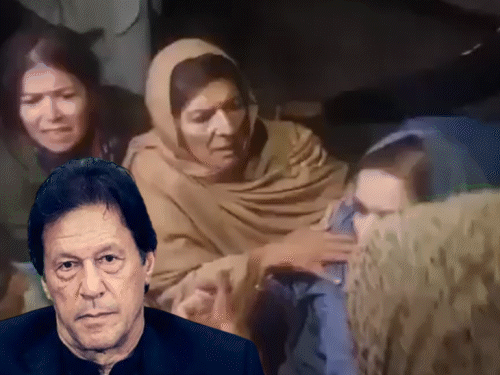 पाकिस्तान के पूर्व पीएम इमरान खान की बहनें अडियाला जेल के बाहर मंगलवार रात  धरने पर बैठी थीं। - Dainik Bhaskar