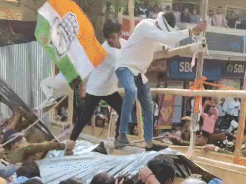 कलेक्टर कार्यालय का घेराव करने निकले प्रदर्शनकारी उग्र हो गए और बैरिकेडिंग तोड़कर आगे बढ़े।