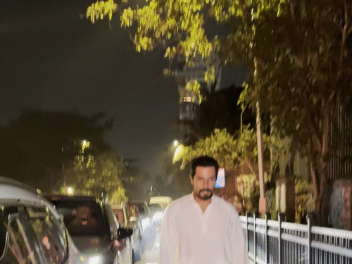 एक्टर रणदीप हुड्डा प्रार्थना सभा में पहुंचे।