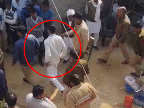 तेरहवीं कार्यक्रम से गैंगस्टर को वापस लेकर जाते पुलिसकर्मी।