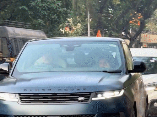 प्रार्थना सभा में जाते धर्मेंद्र के छोटे बेटे बॉबी देओल।