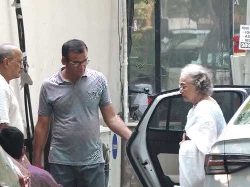 प्रेयर मीट से पहले वेटरन एक्ट्रेस आशा पारेख धर्मेंद्र के घर पहुंची थीं।