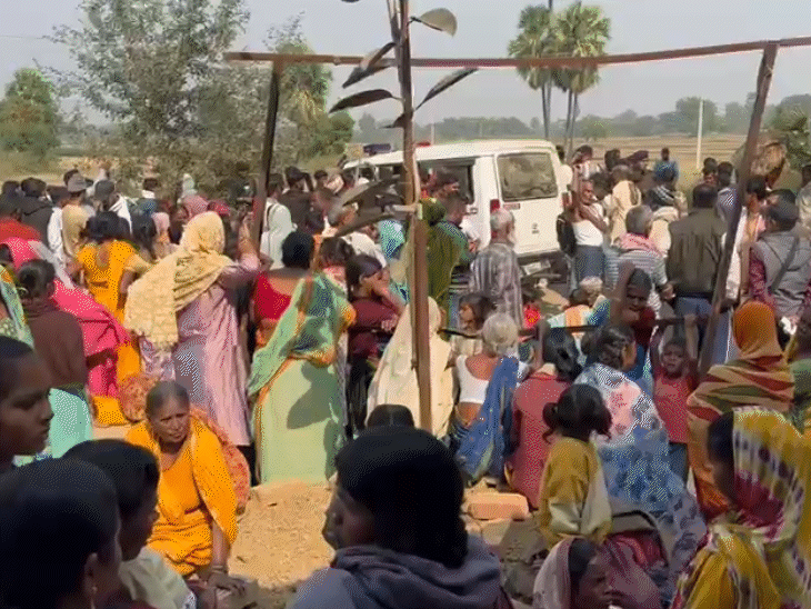 हंगामे के दौरान पुलिस की गाड़ियों में भी तोड़फोड़ की गई है।