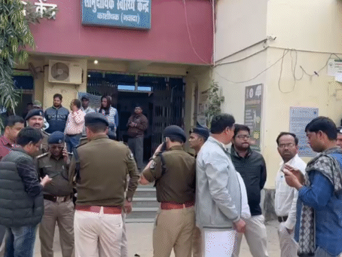 थाने में बवाल के बाद पुलिस के अधिकारी मौके पर पहुंचे।