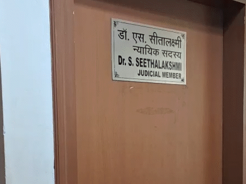 आरोपी आईटीएटी की ज्युडीशियल मेंबर एस सीतालक्ष्मी 2021 से विभाग में कार्यरत है