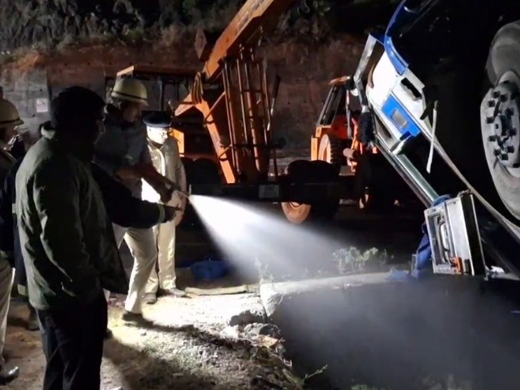 टैंकर को निकालने में जुटी टीम