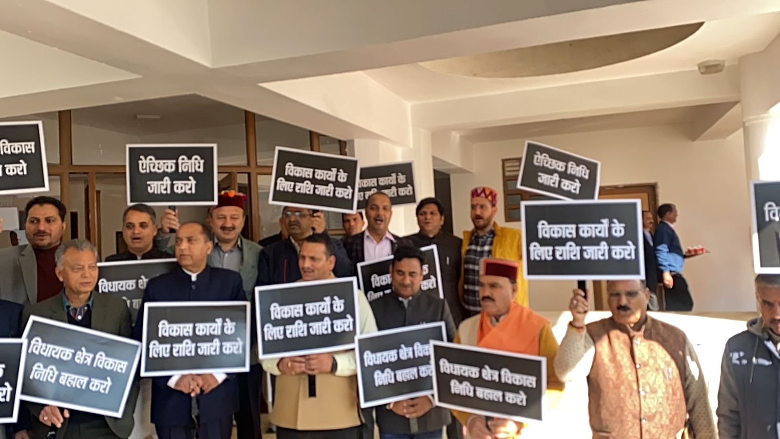 विधानसभा परिसर में प्रदर्शन करते हुए बीजेपी विधायक।