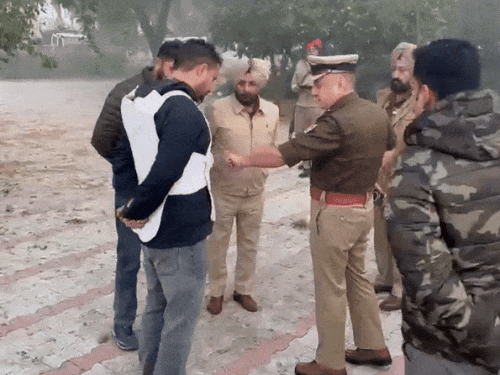 मुठभेड़ के बाद मौके पर पहुंचकर जायजा लेते DIG हरमनबीर सिंह गिल। - Dainik Bhaskar