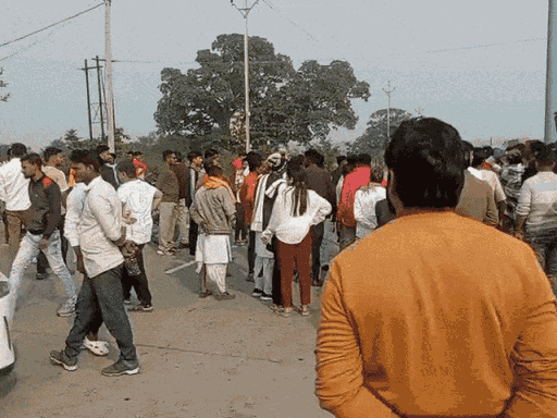 आरोपी की गिरफ्तारी को लेकर लोगों ने हाईवे पर चक्काजाम किया था।