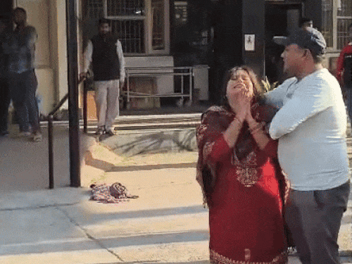 अस्पताल में बच्चे की मौत के बाद विलाप करती महिला।