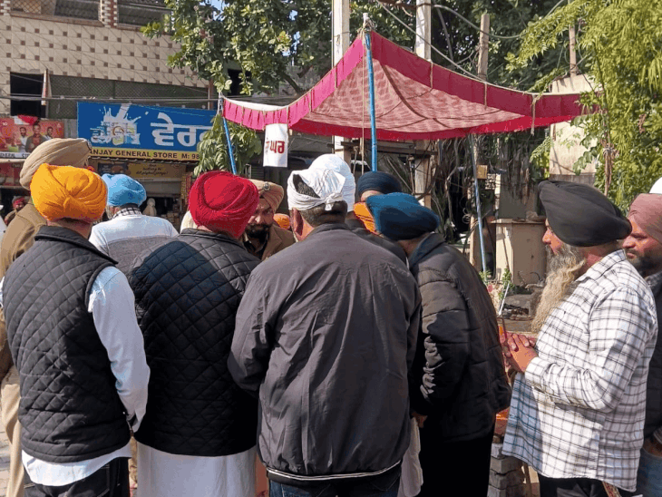 बच्ची को श्रद्धांजलि देने के लिए गुरुद्वारा साहिब पहुंचे लोग।