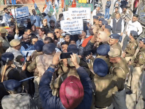 चंडीगढ़ में कांग्रेस का प्रदर्शन:  NOC, गंदे पानी, टूटी सड़कों और 24×7 वाटर प्रोजेक्ट का उठाया मुद्दा, एनएसई कार्यालय का घेराव – Chandigarh News