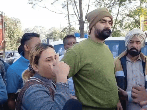 एक्सीडेंट में घायल हुई महिला की बेटी ने कहा- इतनी रैश ड्राइविंग कैसे कर सकता है कोई।