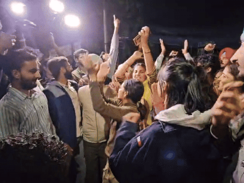 पंजाब यूनिवर्सिटी में सीनेट चुनाव ऐलान के बाद नारे लगाते छात्र-छात्राएं - Dainik Bhaskar