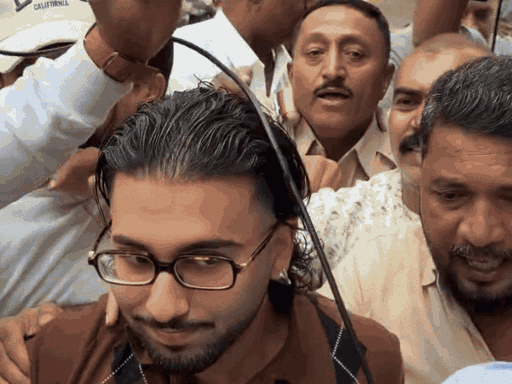 ड्रग्ज केसमध्ये ओरीची दीर्घ चौकशी: म्हणाला- सेलिब्रिटी फोटो काढण्यासाठी बोलावतात, चौकशीनंतर इन्फ्लुएन्सरने पोस्टमध्ये मिडल फिंगर दाखवली ओरीने पहिल्या समन्सनंतर हजर राहण्यासाठी अतिरिक्त वेळ मागितला होता, त्यानंतर त्याला दुसरे समन्स पाठवण्यात आले. त्यानंतर ते बुधवारी हजर झाले.