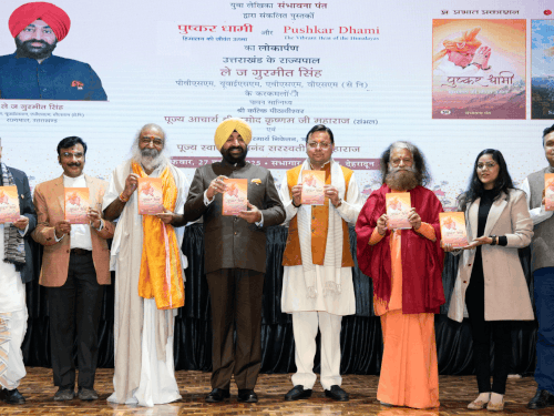 कार्यक्रम के दौरान पुस्तक का विमोचन करते अतिथि और मंच से बोलते हुए सीएम धामी।