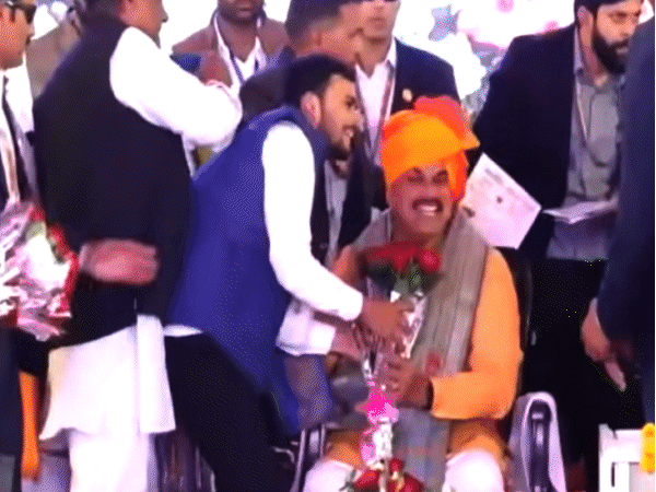 विधानसभा अध्यक्ष नरेंद्र सिंह तोमर ने मंच पर भाजपा नेताओं को डांट लगाई।