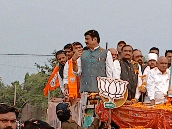 गोविंद सिंह और भूपेंद्र सिंह भाजपा प्रदेश अध्यक्ष के साथ रोड शो में एक साथ नजर आए।