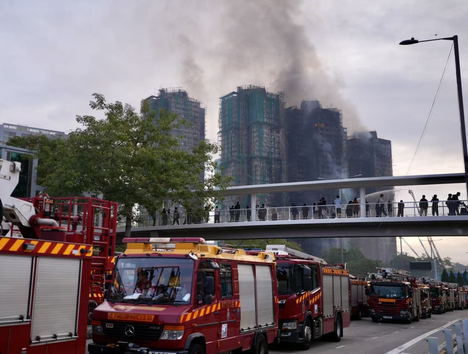 आग के बाद आसपास की कई इमारतें भी खाली कराई जा रही हैं। लोगों को सुरक्षित जगहों पर पहुंचाया गया।