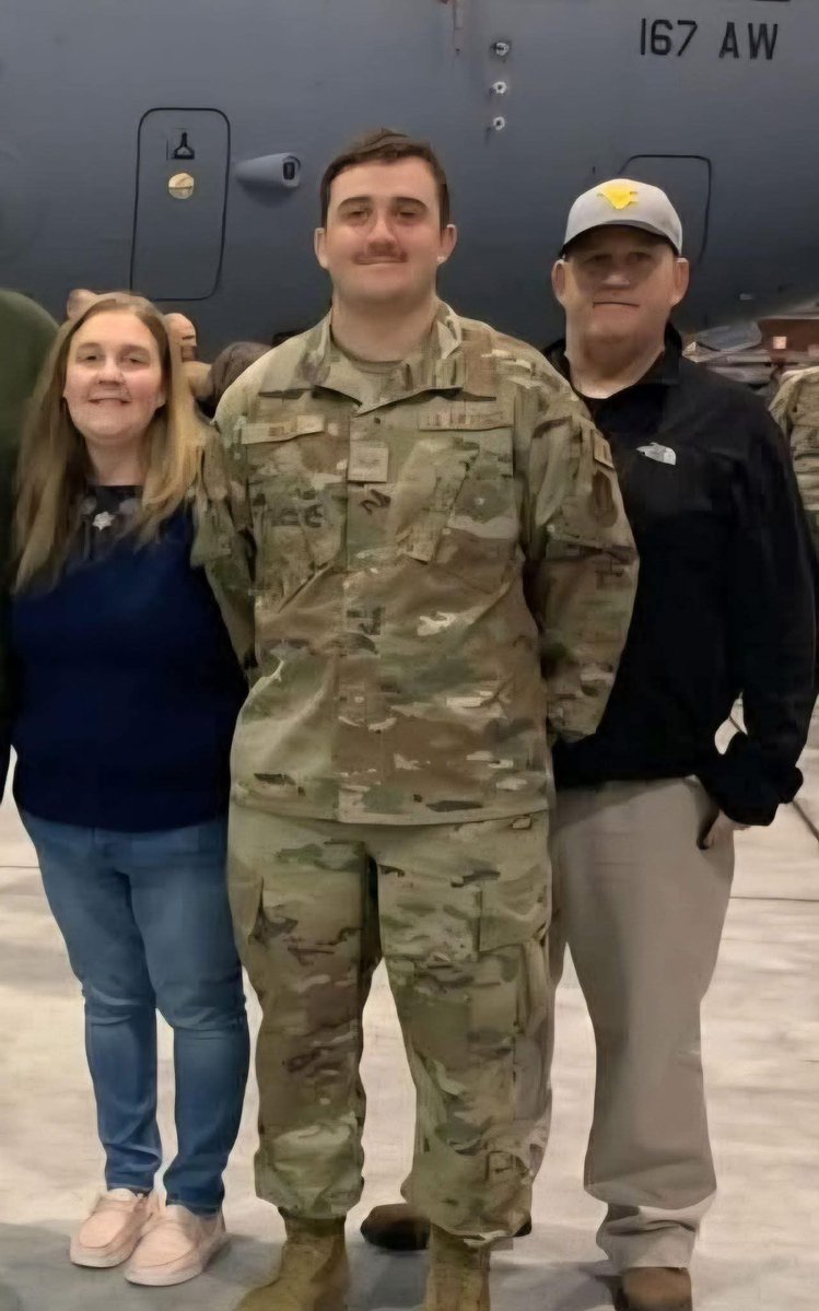 सेना की वर्दी में एंड्रयू वोल्फ। वर्जीनिया के मसलमैन हाई स्कूल ने यह तस्वीर सोशल मीडिया पर जारी की।