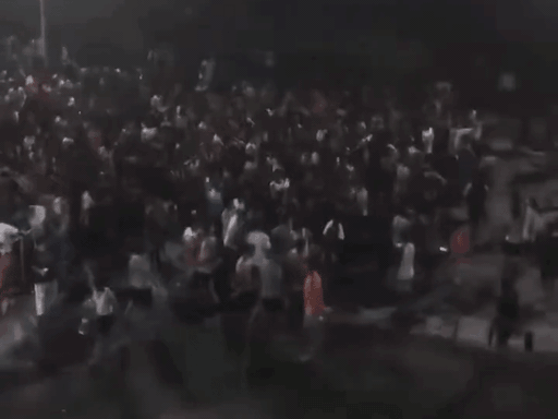 यूनिवर्सिटी कैंपस में करीब 4 हजार स्टूडेंट्स जमा हो गए थे।