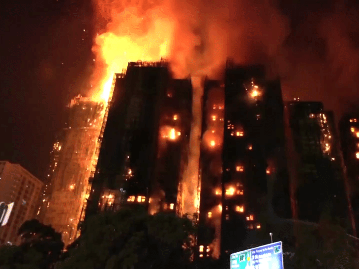 यह आग तेजी से फैली, कई इमारतें इसकी चपेट में आ गईं। पिछले कई दशकों में हॉन्गकॉन्ग की आग सबसे भीषण मानी जा रही है।