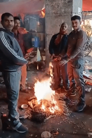 यूपी में कानपुर सबसे ठंडा रहा। जगह-जगह अलाव के पास भीड़ दिख रही है।