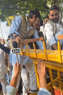 कांग्रेसी पुलिस से भिड़ गए। पुलिस के बैरियर पर चढ़कर नारेबाजी की।