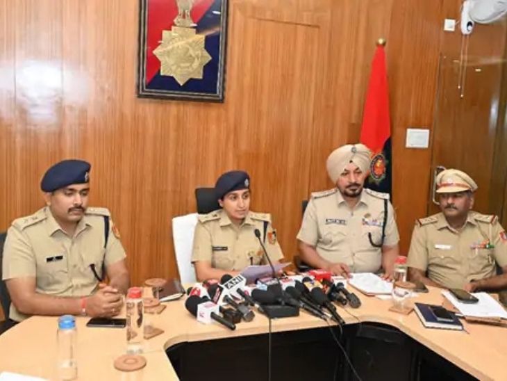 इन मामलों के खुलासे में एसएसपी कंवरदीप कौर के साथ तत्कालीन डीएसपी चरणजीत सिंह, तत्कालीन मलोया थाना प्रभारी इंस्पेक्टर जसपाल सिंह और तत्कालीन थाना-39 प्रभारी इंस्पेक्टर नरिंदर पटियाल शामिल थे।