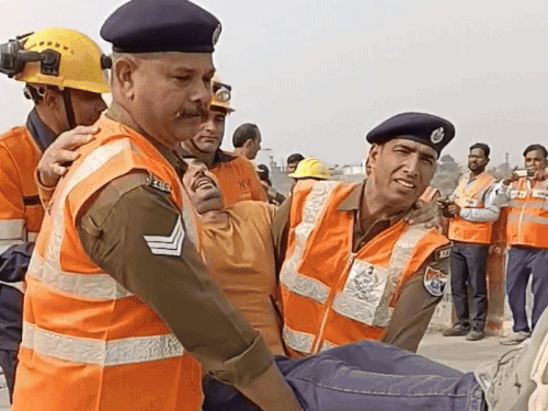 हादसे में कई यात्री घायल हो गए और कैजुअल्टी भी हुई। सूचना पर रेलवे प्रशासन और एनडीआरएफ की टीम मौके पर पहुंच गई।