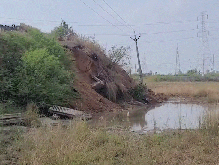 सड़क के निचले हिस्से में बारिश का पानी भरा होने से यह हादसा होने की बात सामने आई थी।