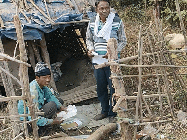 बीएलओ ग्रामीण और मजदूरों को तलाश रहे हैं, ताकि वे अपना पूरा काम समय पर खत्म कर सकें।